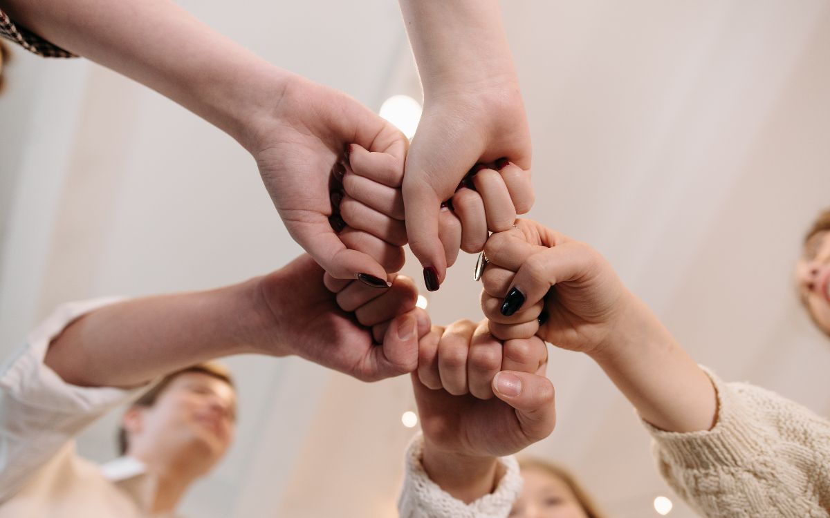 Với cộng đồng